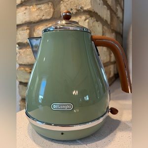 De’Longhi Electric Kettle Retro Green